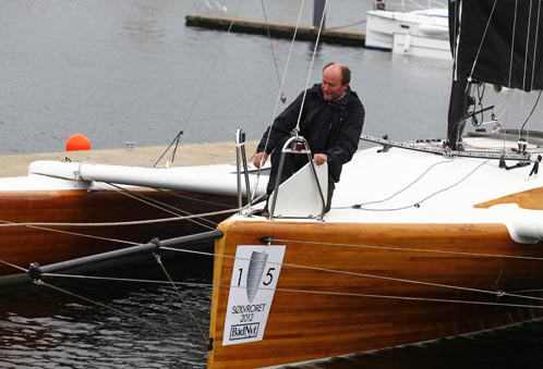 Jan Andersen på Barracuda, en one off Trimaran. Han har selv bygget båden i træ, og riggen i kulfiber.