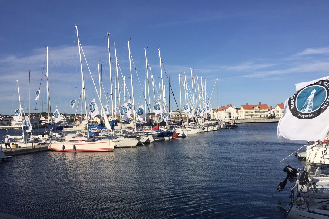 Initiativtagerne bag den svenske solosejlads er selv tidligere Silverrudder-deltagere. Her ses bådene inden starten i Marstrand. Foto: Jan Olesen