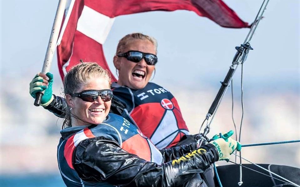 Jena og Katja kunne i august juble over VM-titlen. Nu kan titlen som Årets Sportsnavn 2017 samt en check på 75.000 kr. også blive sejlernes. PR-foto