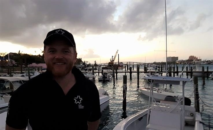 Jonas Høgh-Christensen var en af de sidste til at få en båd op. - Vi tog lige en øl efter sejladsen, sagde en træt KDY-sejler, der her ses i Nassau kl. 17.30 tirsdag aften, lige før solen gik ned. Foto: Troels Lykke