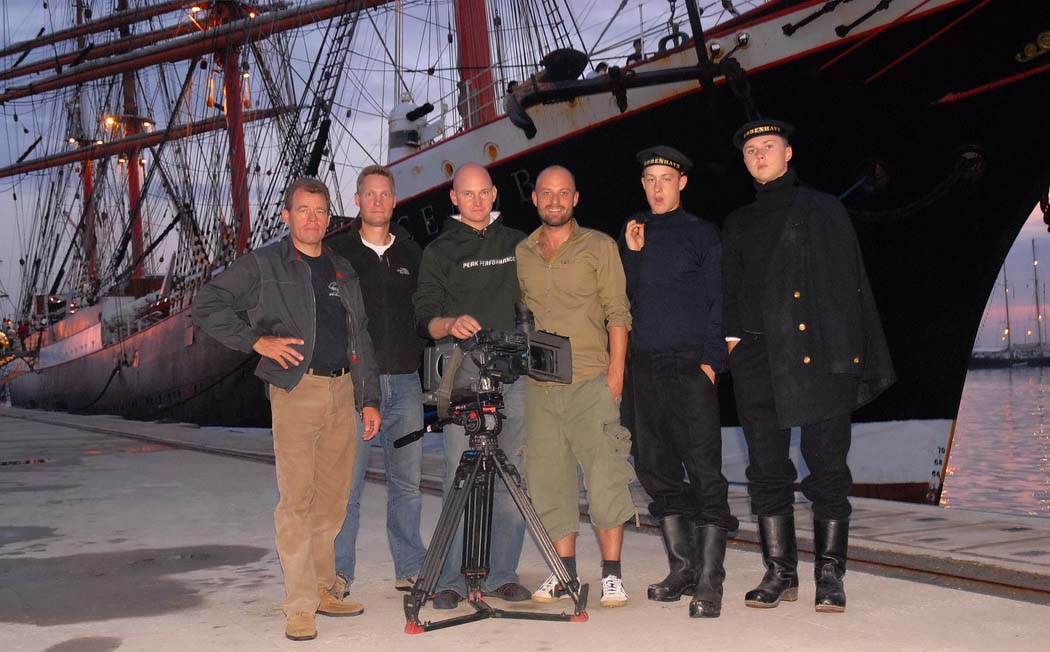 Anders Dylov til venstre med resten af filmholdet bag filmen om skoleskibet København.
