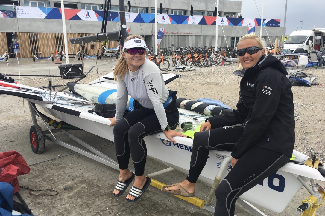 Katja Salskov-Iversen og Jena Mai Hansen har ikke problemer med at holde humøret oppe på land. Foto: Sara Sulkjær