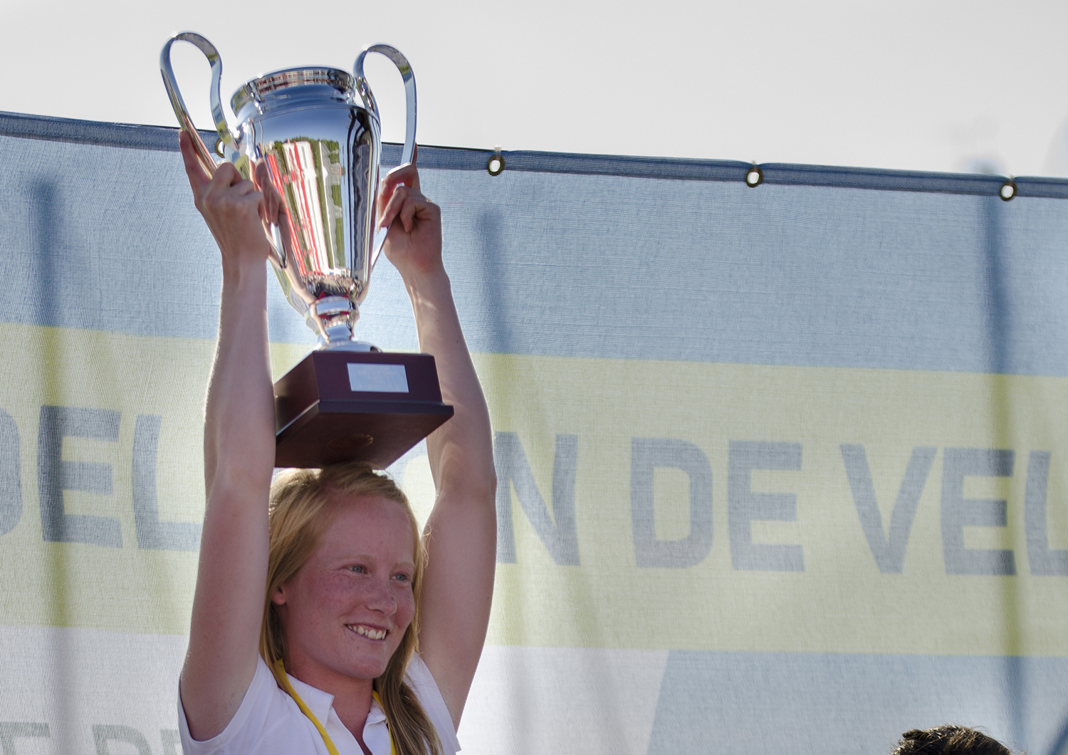 En glad Anna Livbjerg vinder VM. Hendes storesøster Signe Livbjerg vandt OL-bronze i Europajolle i 2008.  Foto: Christian Rindom