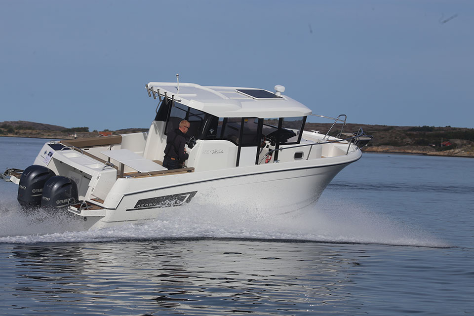 Merry Fisher 855 Marlin sejles her med 2 x 200 hestekræfter. Den anbefales også at blive sejlet med 1 x 300 hk eller 2 x 150 hk. Fotos: Troels Lykke