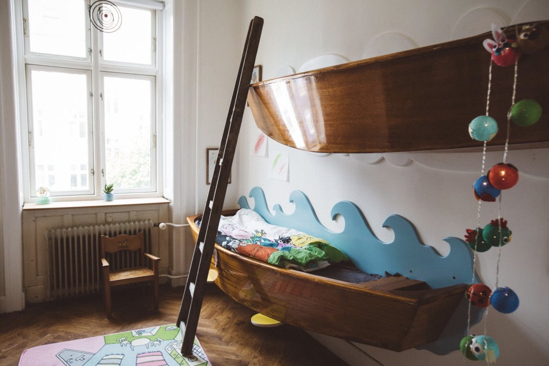 Martin Weis, der er uddannet bådebygger, har lavet køjesengen til sine to døtre. Foto: Martin Weis