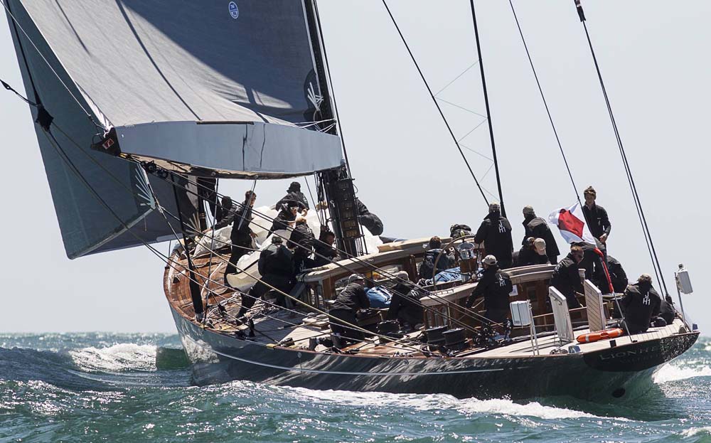 J-båden Lionheart har nøglepersonerne Bekking og Dolmer om bord på Mallorca.