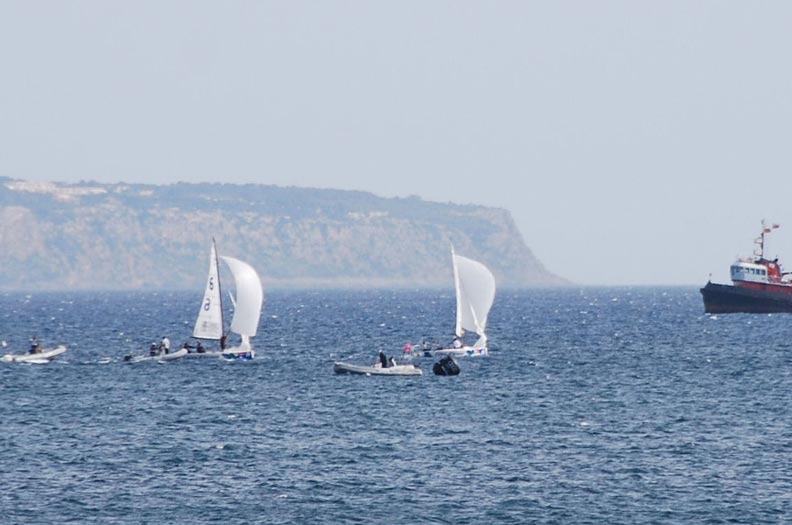 Matchraceteam Meldgaard på vandet (forrest) ved Mallorca. Foto: Fangruppen på land