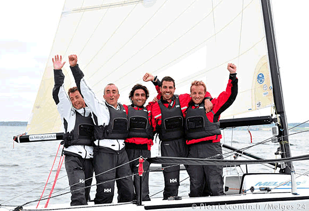En glad italiensk besætning, da sejren er hus efter 9. sejlads. Foto: pierrickcontin.fr