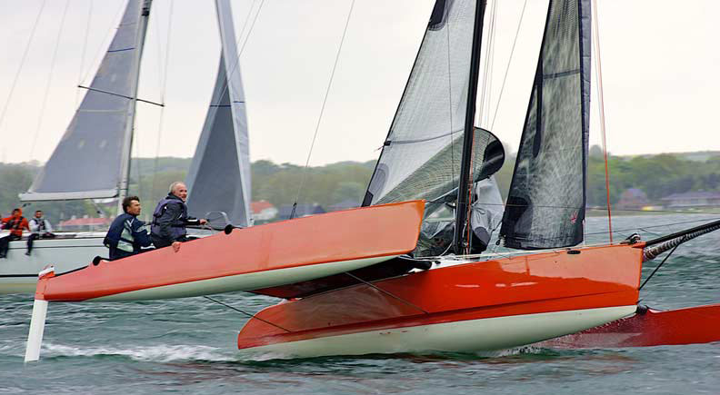 Brødrene Quorning i deres ombyggede Orbit, der har fået højere mast på og længere pontoner. Foto: Middelfart Sejlklub