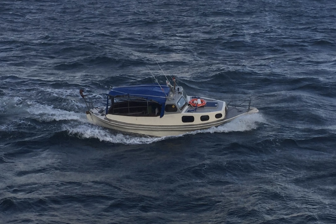 Sejleren formodes at være faldet over bord fra denne motorbåd. Foto: Forsvaret / Twitter