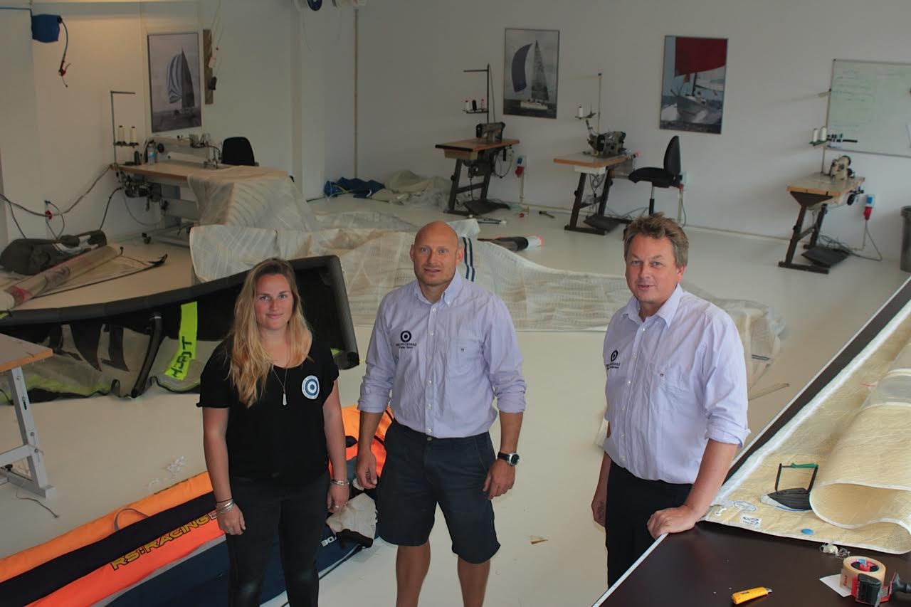 Sejlmagerlærling Sofia Holloway står her med Peter Havn og Søren Andersen. Peter og Søren har siden a2007 arbejdet sammen med det internationalt kendte Neilpryde Sails.
