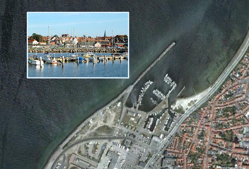 Nørrekaas Lystbådehavn har plads til 200 både, og er Bornholms største. Den ligger lige nord for Rønne trafikhavn. Collage: KB