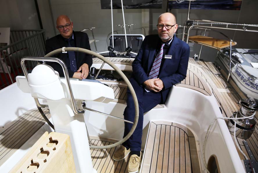 Sælger Jørn Olesen, tv. og Lars Buchwald viser Nordship 430 DS frem i Hamborg. Foto: Troels Lykke