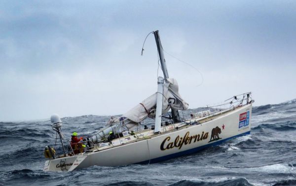 Hver sejler i Clipper får lov til at betale cirka 100.000 kroner for at sejle med rundt om jorden. Her ses California efter hård medfart.