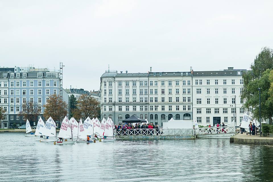 Hold DM for optimister på Peblingesøen i hjertet af København. Endnu en måde at promovere sejlsport på. Foto: Mogens Hansen.