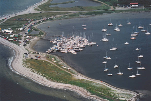 Korshavn set fra luften i 1999, som blev den sidste med start på Fyn Rundt. Fra 2000 blev den forlagt til Kerteminde. Foto fra Odense Sejlklubs jubilæumsskrift.