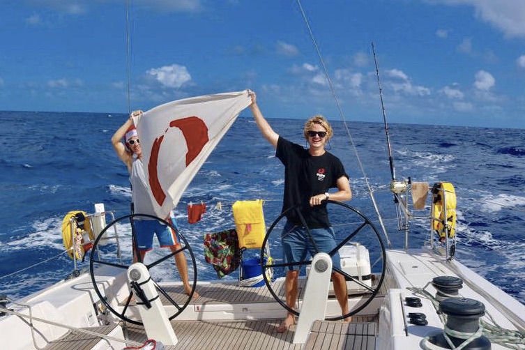 Pro-skipperne Victor Fuglsang og Jonas Foged Larsen lader Oure-flaget blafre over Atlanten. Foto: Oure Sport og Performance / privat