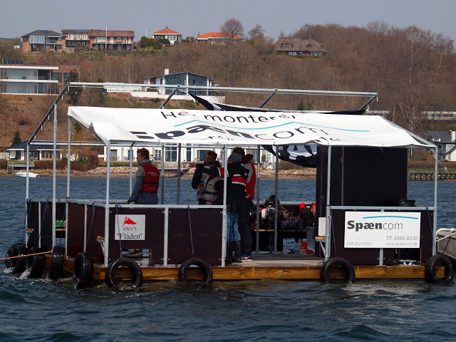 Sejlklubben Neptun nye tilskuerplatform ”Flåden” var blevet  sejlet ud til sejladsområdet på Vejle Fjord.