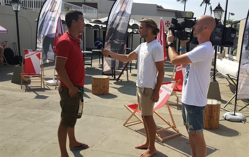 Peter Hansen, tv., interviewes her under OL i Rio, hvor han trænede Jena og Katja til OL-bronze i 49erFX. Foto: Troels Lykke