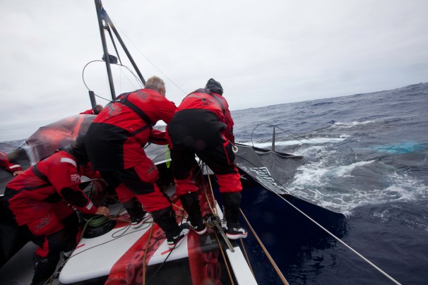 Puma i aktion i Volvo Ocean Race med ødelagt mast. Foto: Amory Ross/Puma