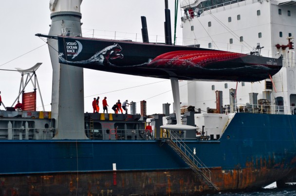 Nervepirrende øjeblik for Puma-holdet, hvis båd nu sejles til Cape Town. Foto: Volvooceanrace.com