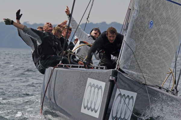 No Way Backs folk kigger op, da de er bange for at deres mast bliver ramt. Per Heegaard / RC44 Class