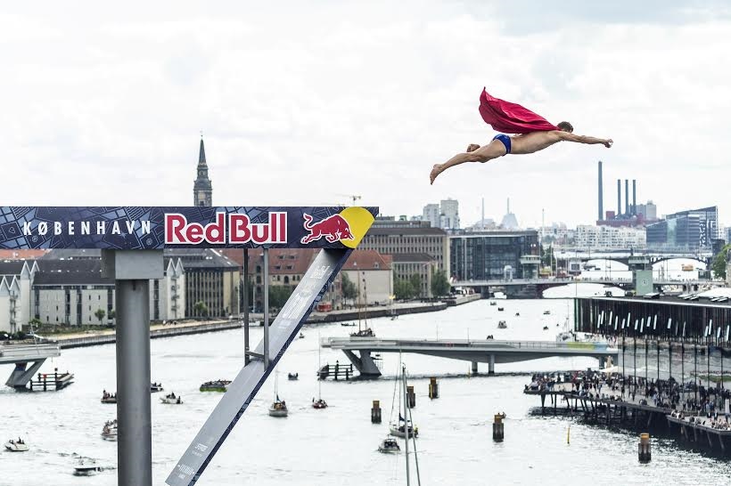 14 udspringere hoppede ud fra Operaen. Foto: Red Bull Content Pool