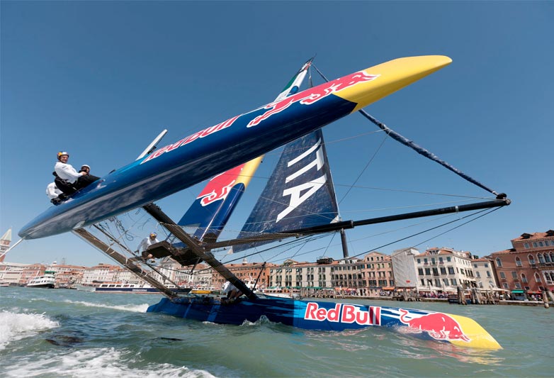 Det er det her det handler om. Verdens mest prestigefyldte kapsejlads, Americas Cup, nu også for unge. Foto: Gilles Martin-Raget /ACEA