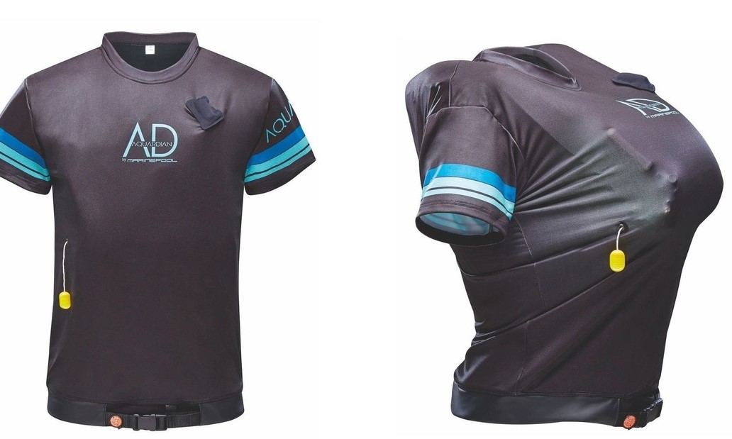 Til højre i billedet er Aquardian Pro Shirt pustet op. Med en opdrift på 50 Newton og  ISO-certificering ISO 12402-5 lever den op til at være en godkendt svømmevest. PR-foto