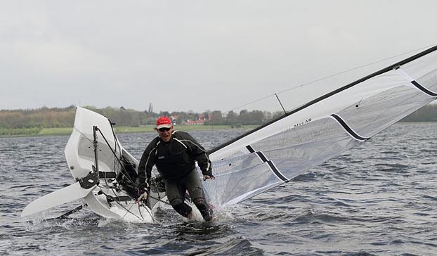 Deres udsendte vælter med vilje, en gang kæntrede vi ufrivilligt, da båden lå stille, pas på med at sætte dig ud på vingen, hvis du ikke sejler... Foto: Søren Svarre