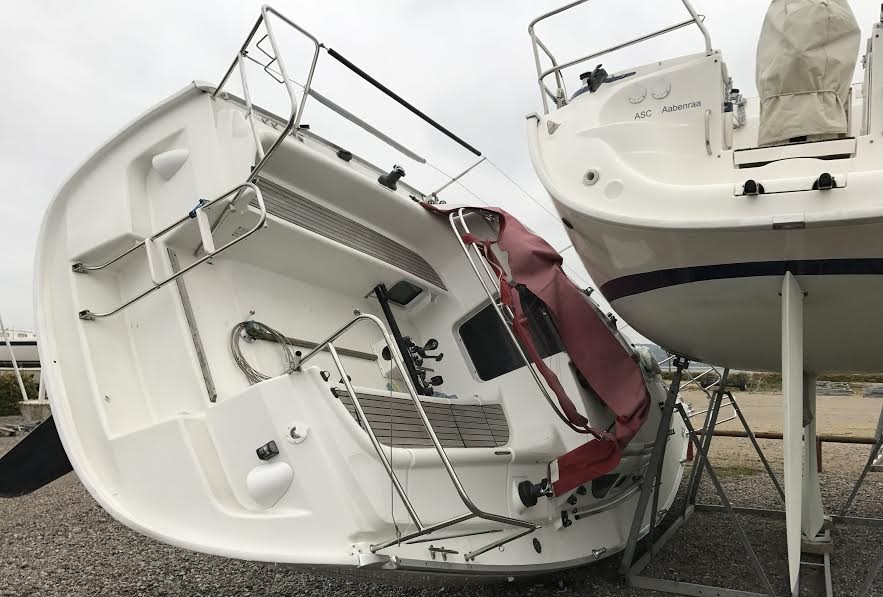 Det kan blive dyrt hvis båden vælter og du ikke har kaskoforsikring. Her gik det galt på Aabenraa Lystbådehavn. Foto: Henrik Reeese