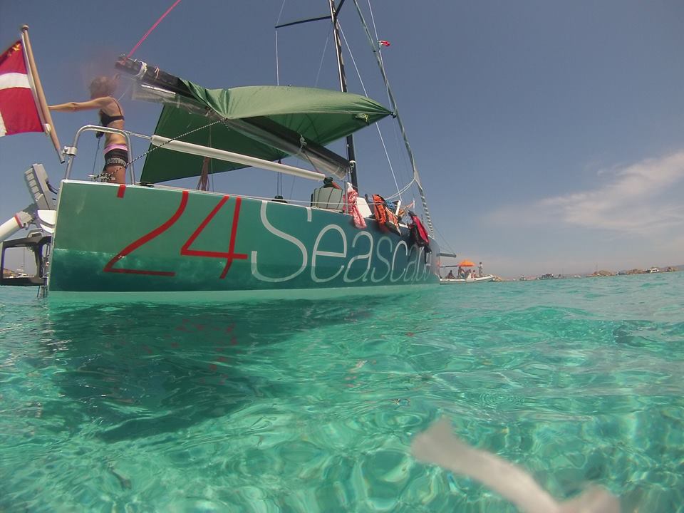 Her er den ny Seascape 24 ved Sardinien. Den koster fra 400.000 kroner med storsejl, fok og gennaker og landevejstrailer. Foto: Per Cederberg
