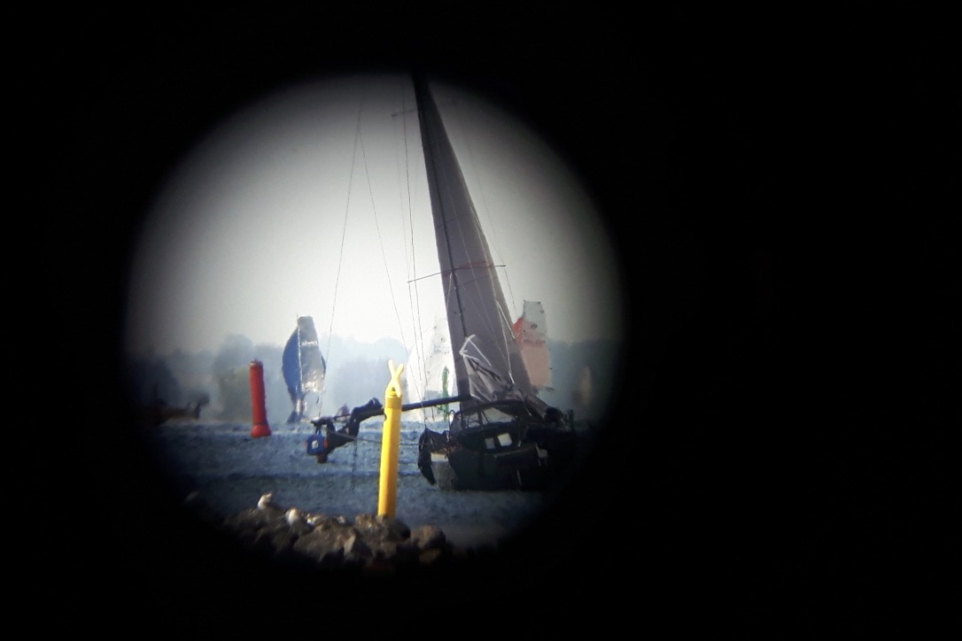 Billedet af den tyske skipper hængende i bommen på 'Goldensnatch' er taget med en Samsung S5-mobiltelefon gennem en kraftig kikkert på 32 x 110. Den var opstillet i dommertårnet, hvorfor det er muligt at se det nordre stenrev. Foto: Lars Bræstrup