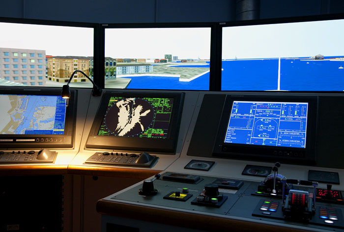 Det er denne simulator som du kan sejle i hos Furuno i Hvidovre.