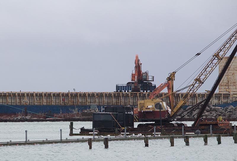 Arbejdet fortsatte lørdag i Skovshoved Havn, på trods af stormen Egon.