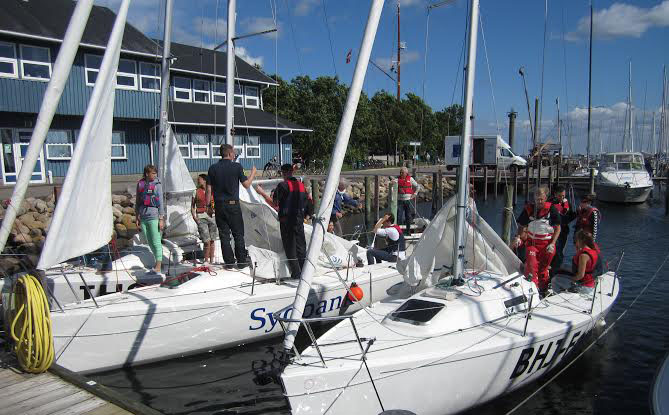 Deltagerne får enten mulighed for at sejle i en båd, hvor de selv skal udføre de praktiske opgaver på båden  Sønderborg.
