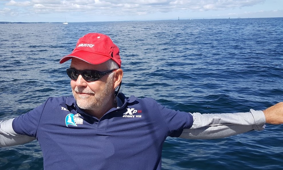 Stig Westergaard sejler hver uge med Xp-44eren. - Holdet kørte godt inden jeg kom om bord, siger Westergaard til minbaad.dk. Foto og video: Troels Lykke