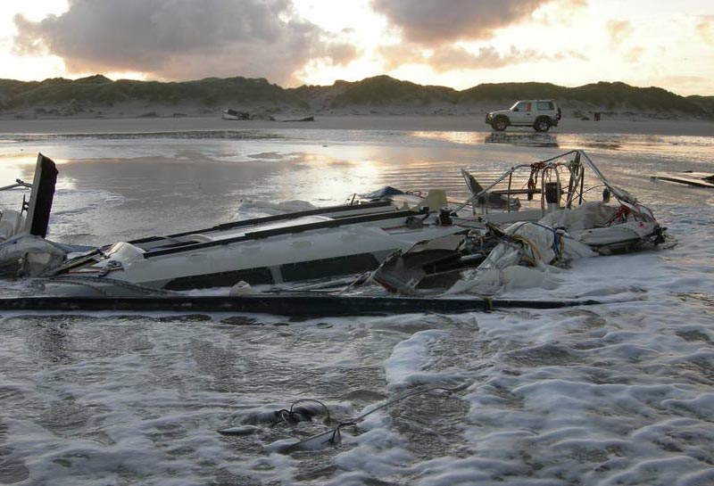 Der er ikke meget tilbage af den strandede båd ved Blåvands Huk. Foto: Strandfoged Jørgen Hestbech