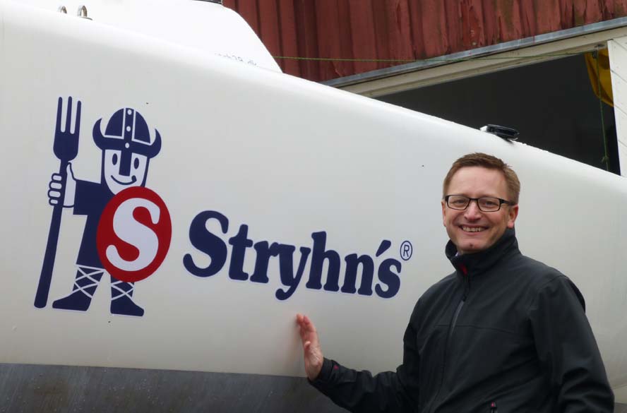 CFO i Stryhns Lars Egedal, som selv er en ivrig og passioneret sejler, var selv med til at påsætte bådens nye navn.