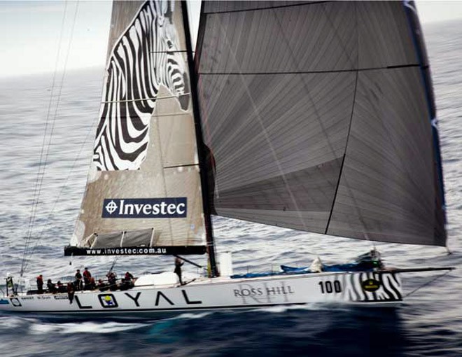 Her ses første båd, Investec Loyal, i mål i Sydney Hobart. Foto: Rolex