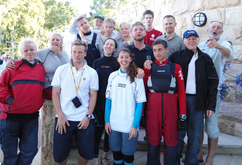 Der er 18 danske sejlere til VM i Yngling i Sydney, til højre står træner Finn Beton Jensen. Foto: Sandeep Sander