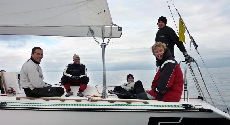 Team Viltoft i en afslappet situation, hvor de venter på vind. Foto: Katrine Bertelsen