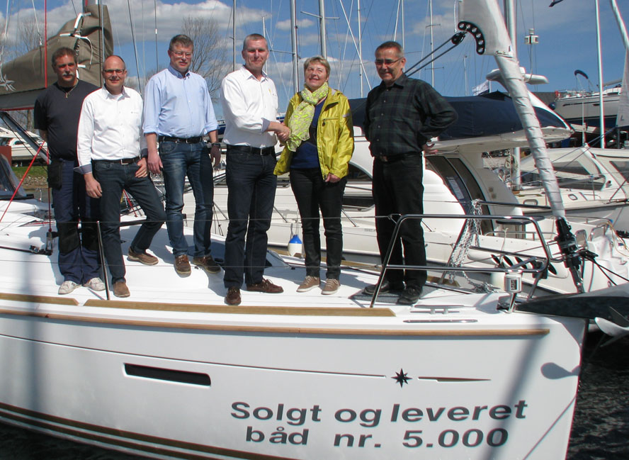 Her er båd nr. 5000 fra Tempo Bådsalg med de nye ejere helt til højre og fra venstre en del af den faste besætning på Tempo Bådsalg: Jørgen Sørensen (servicechef) Gert E. Sørensen, Henrik Jørgensen og Stewart Moeliker-Twigg.