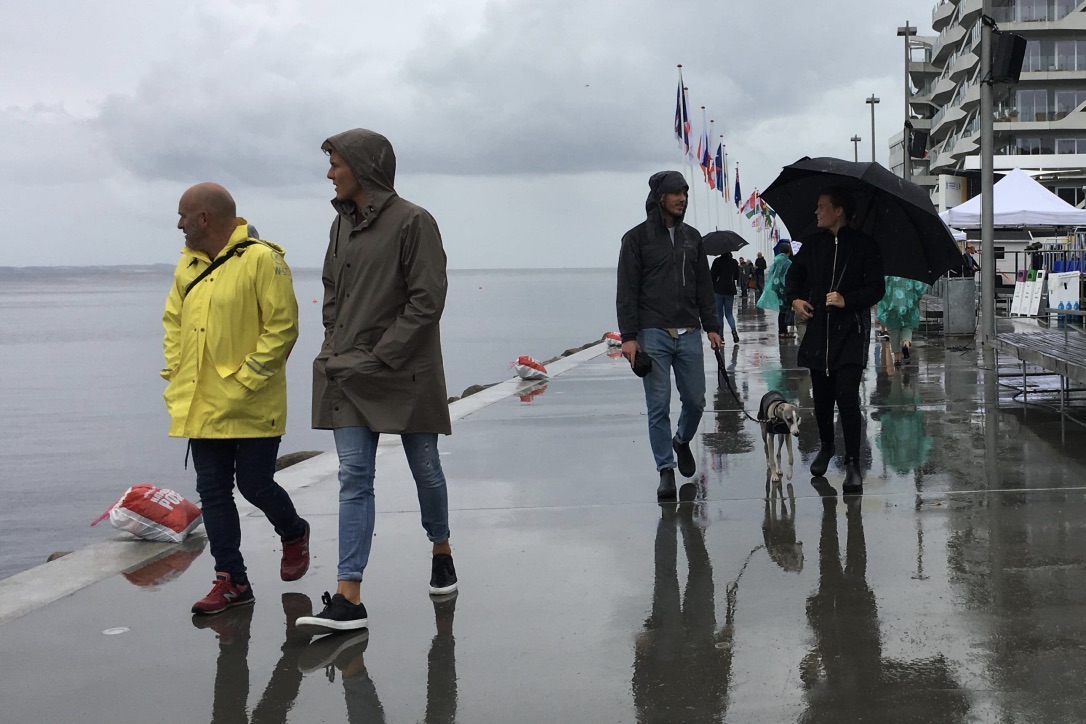 VM i sejlsport regner væk på havnen i Aarhus. Foto: Sara Sulkjær