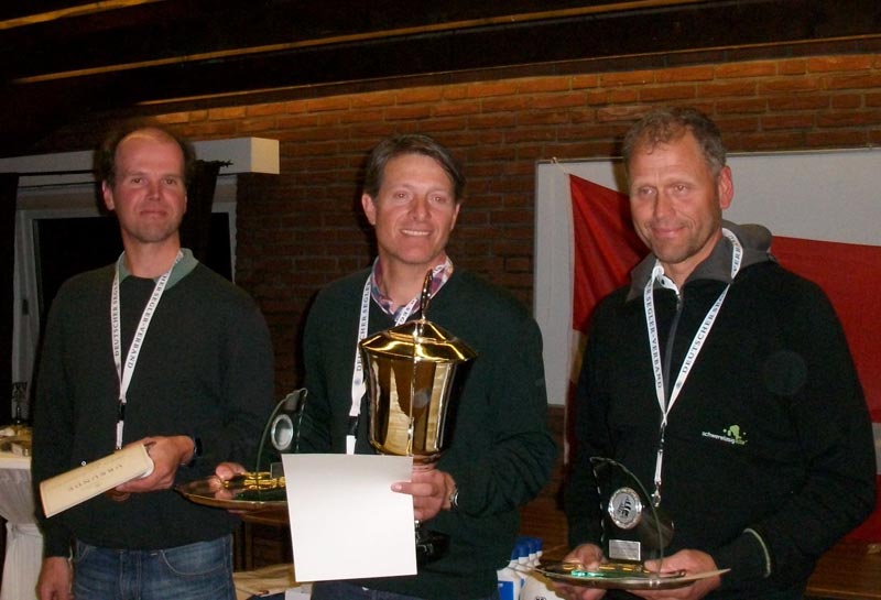 Nu kan Jørgen Svendsen (i midten) også kalde sig tysk mester i OK-jolle.