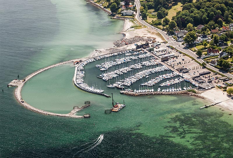 Der er få pladser tilbage på land i Vedbæk. Havnen er ved at blive renoveret. Foto: vedbaek-havn.dk