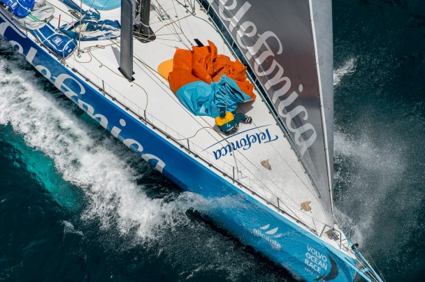 Telefonicas besætning er nede. De har sandsynligvis netop tabt Volvo Ocean Race efter en rorskade. Foto: Paul Todd/VOR