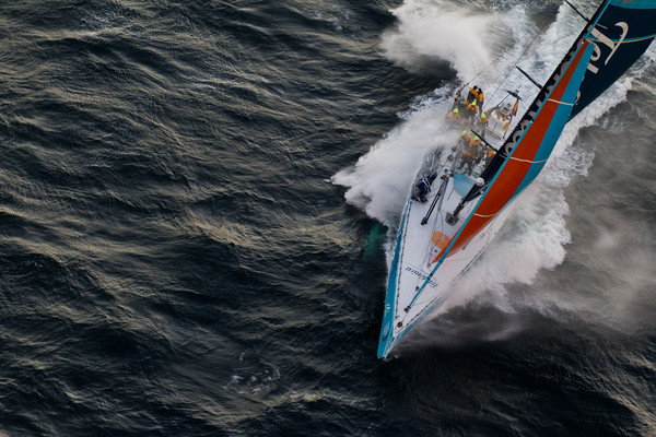 Telefonica på vej i mål i Cape Town med dansk designet North Sails, der er produceret i Spanien. Foto:  IAN ROMAN/Volvo Ocean Race