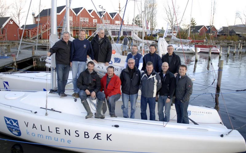 Jørgen Tjellesen længst til venstre sammen med et udsnit af de VSK-sejlere, der sæsonen igennem sørger for, at Sejladscenterets kunder får en god sejlads.