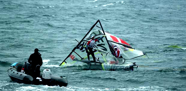 Warrer og Kirketerp knækker masten før medal race i Qingdao, OL 2008. Foto: Troels Lykke